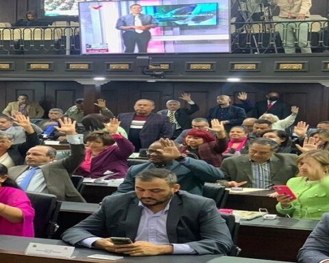 AN aprueba acuerdo en homenaje a los 10 años de la siembra del comandante Chávez