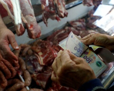 Argentina exceeds 100% inflation for the first time since 1991