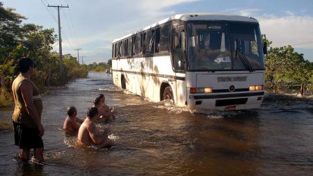 At least eight dead in a Manaus neighborhood buried by a landslide