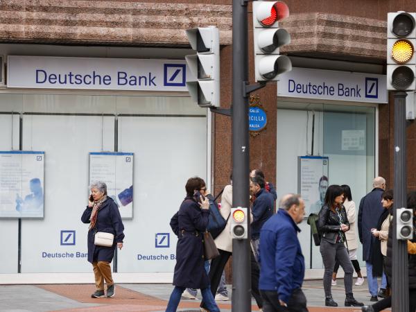 Banking fear grows after fall of German bank Deutsche Bank