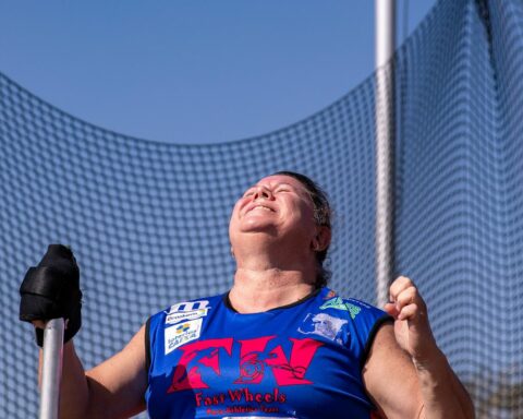 Beth Gomes sets new world record in shot put