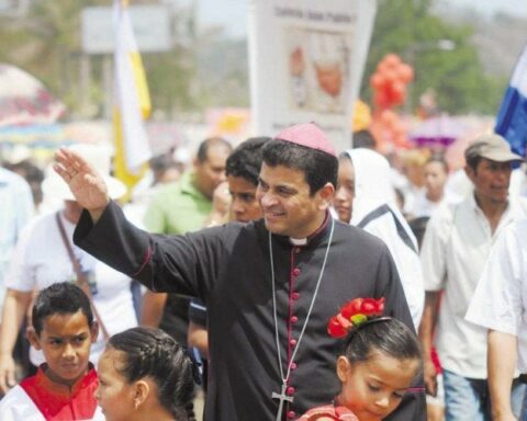 Monseñor Rolando Álvarez denuncia que paramilitares lo estaban esperando pero los feligreses lo custodiaron y enfrentaron a los armados