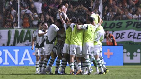 Boca lost on their visit to Banfield, who got their first victory