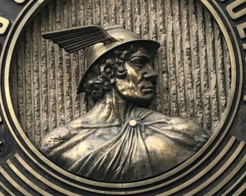 Bolivians queue at their Central Bank to withdraw dollars