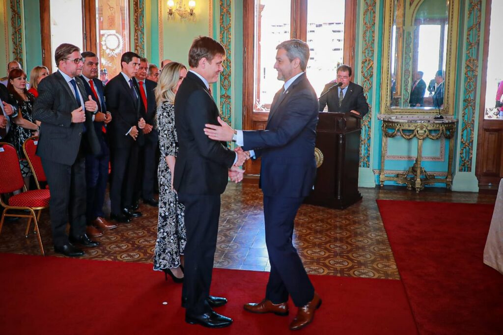 Brunetti is sworn in as Paraguayan ambassador to Uruguay