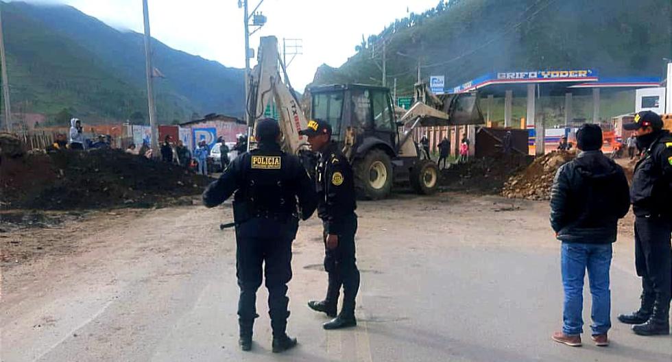 Carriers and police unblock via Cusco - Puno - Arequipa (VIDEO)