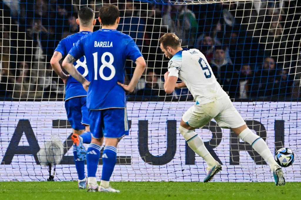 Champion Italy begins with defeat to England
