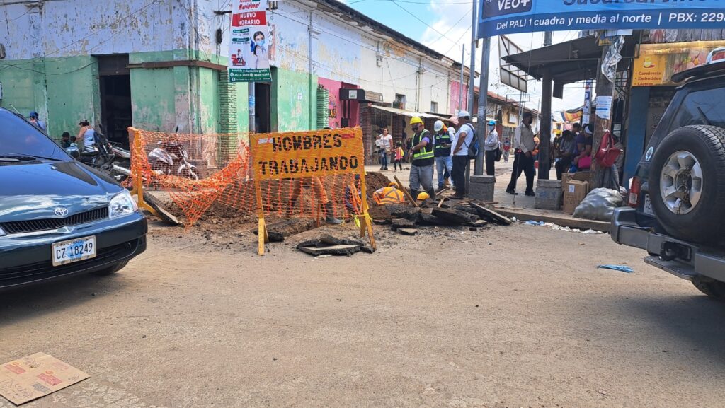 Change of pipes destroys main streets in Jinotepe and causes chaos and disorder