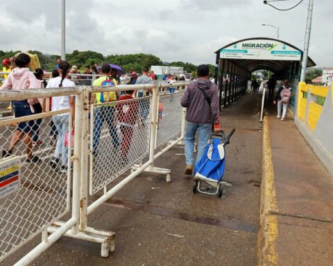 Colombia opens immigration checkpoint on the border with Venezuela