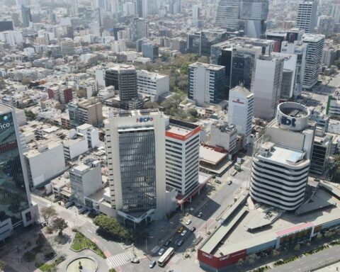 Confidence recovers, but remains pessimistic