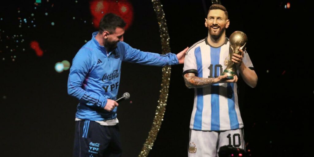 Conmebol honors Messi: three cups, a statue and a special cane