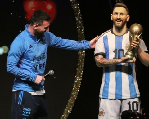 Conmebol honors Messi: three cups, a statue and a special cane