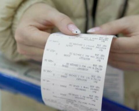 Consumer confidence fell slightly in February 2023