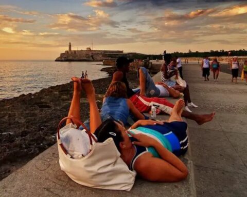 cuba malecón cubanos mar habana