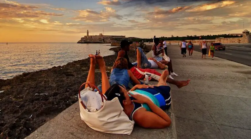 cuba malecón cubanos mar habana