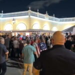 Cubanos protestan frente al restaurante Versailles