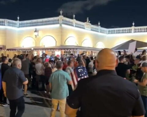 Cubanos protestan frente al restaurante Versailles