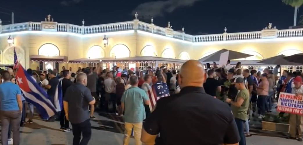 Cubanos protestan frente al restaurante Versailles