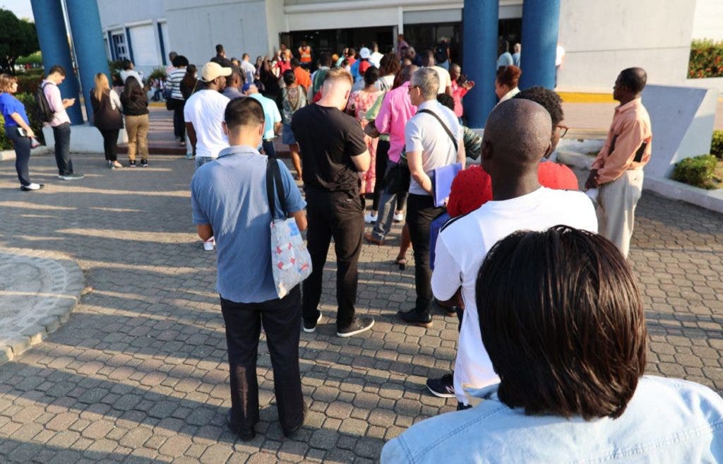 A group of people lines up to enter the Passport Office.  Photo: Guillermo Burgos