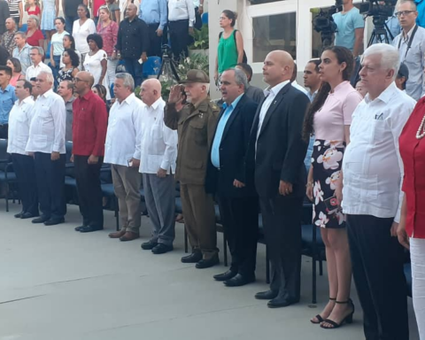 Diplomatic cultists and authorities pay homage to Chávez in Cuba