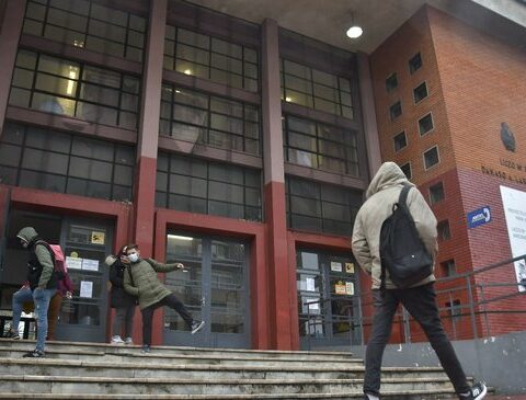 Distorted start of classes: Secondary and UTU teachers in Montevideo stop and occupy on Monday