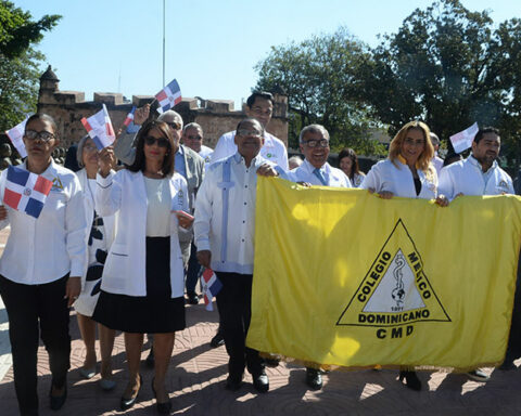 Los profesionales de la medicina rindieron honores a los padres de la patria. Johnny Rotestán