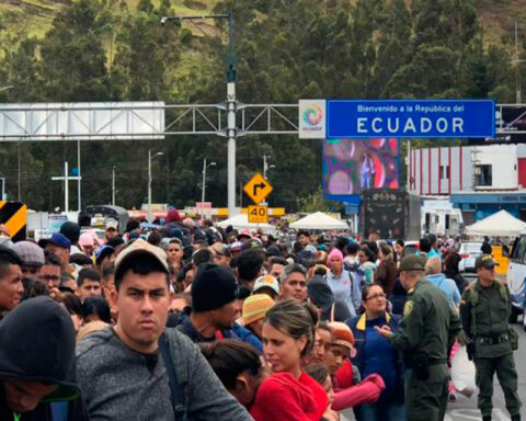 Ecuador reactivates regularization process for Venezuelans waiting for a visa