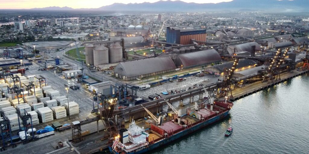 Eight foreigners are detained on a ship in the Port of Paranaguá