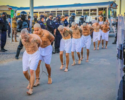 El Salvador approves extension to emergency regime amid new transfer of prisoners