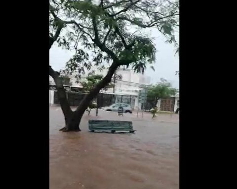Electrical storm overflows a drainage channel and floods the streets of the Santa Cruz capital