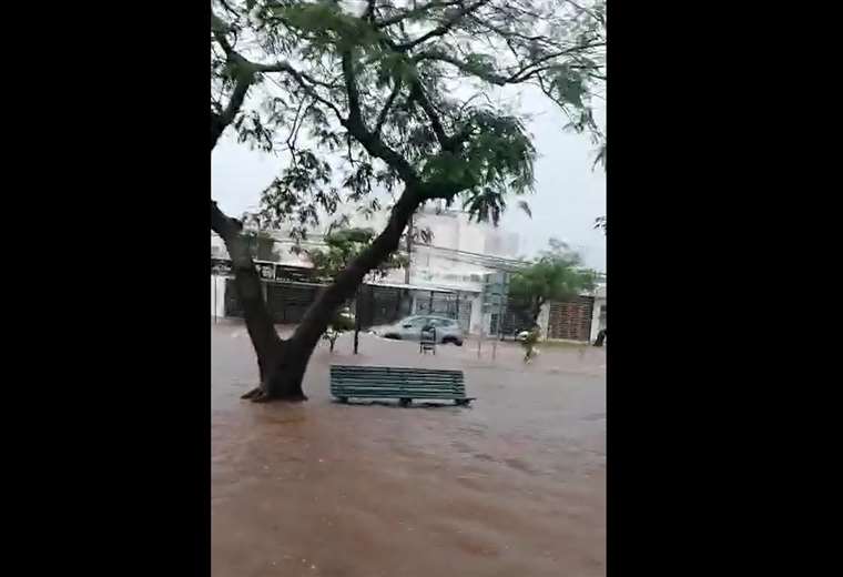 Electrical storm overflows a drainage channel and floods the streets of the Santa Cruz capital
