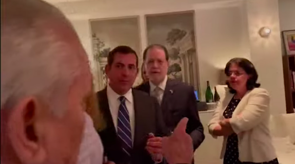 Exiles rebuke the Cuban ambassador to the US in a restaurant in Tampa