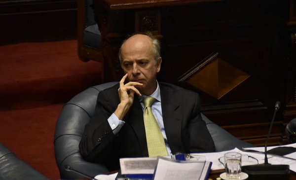 FA summons García to Parliament after an accident with a Navy launch