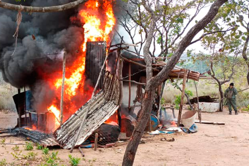 FAN destroys 10 engines and other illegal mining materials in the Yapacana Park