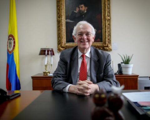 Finance Minister stays: "President Petro asked me to continue"