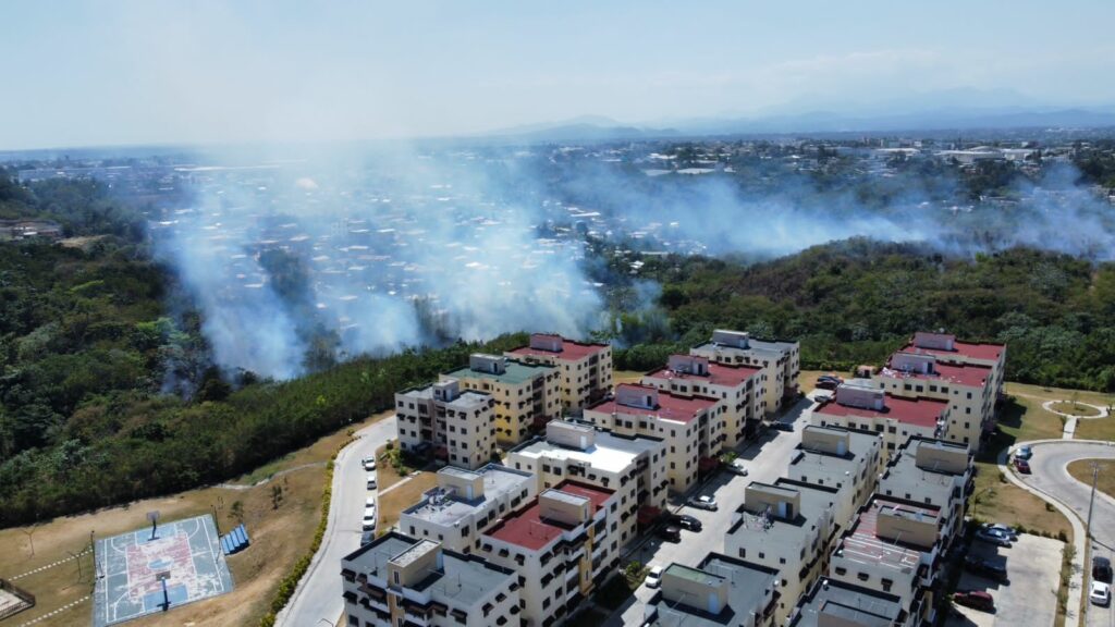 Fire affects the surroundings of the Monumental residence