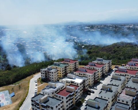 Fire affects the surroundings of the Monumental residence