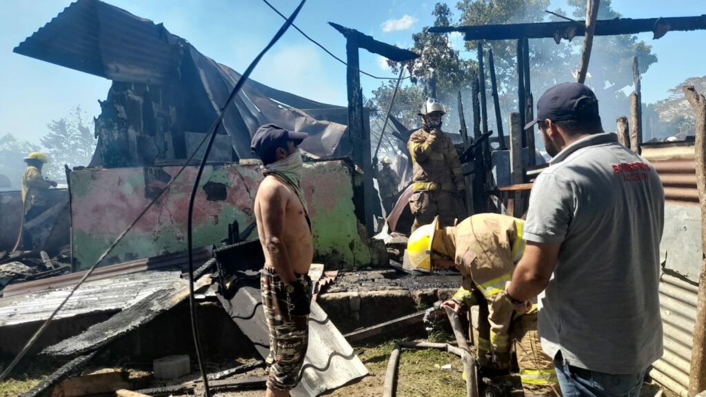 Fire leaves in ashes property of three families from Caracas