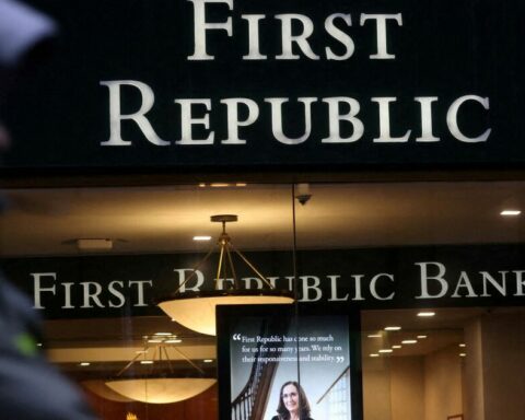 First Republic Bank gets $30 billion in deposits from big banks