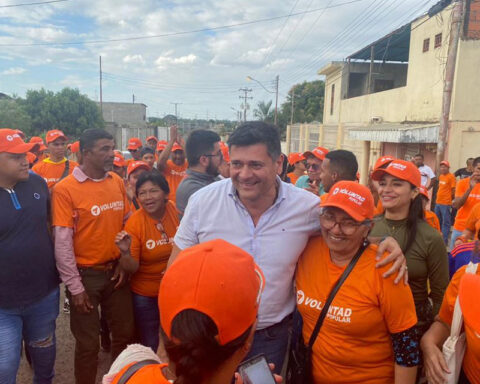 Freddy Superlano toured the streets of Anzoátegui to promote the primary elections