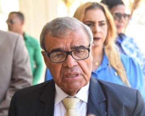 Gobierno y CMD acuerdan mejorar la cobertura del Plan Básico de Salud