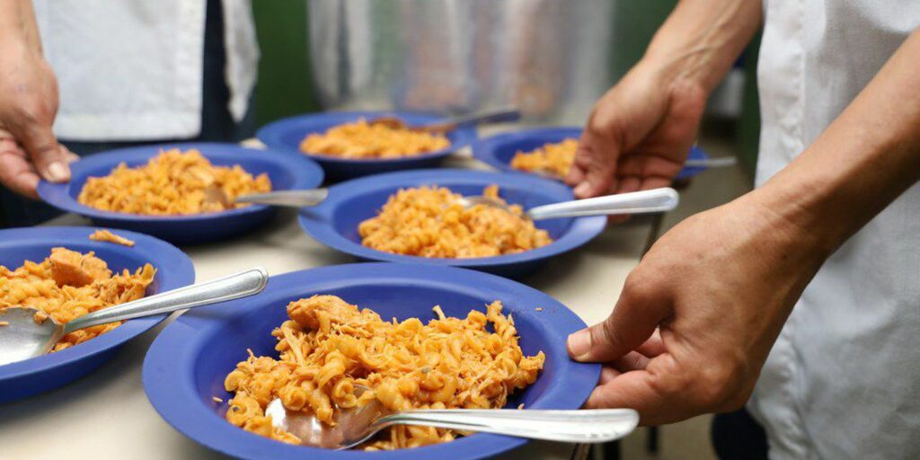 Government announces readjustment of school lunches today