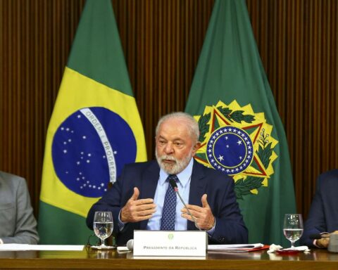 Government “cannot be crying over the lack of money”, says Lula