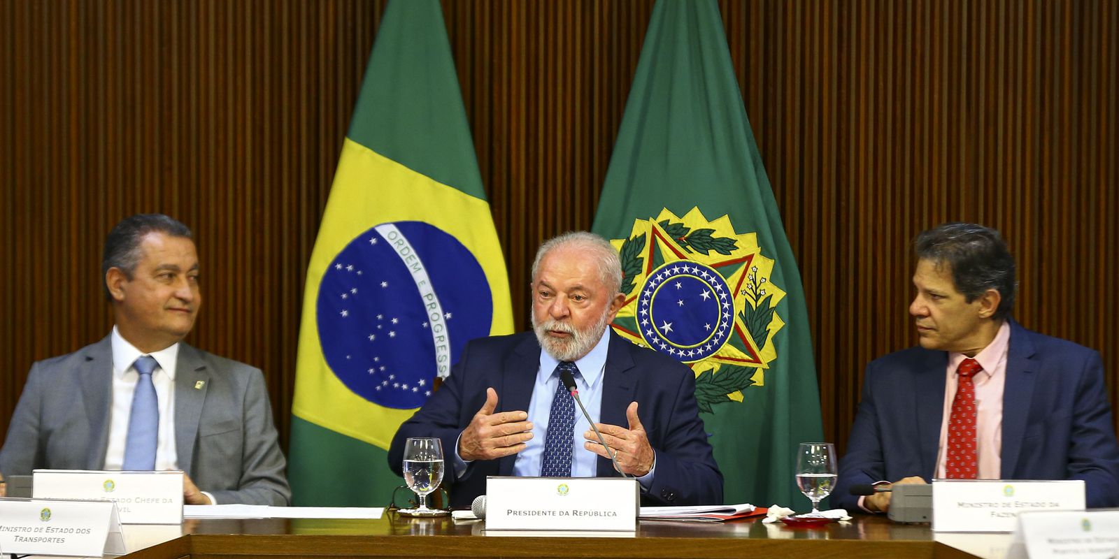 Government “cannot be crying over the lack of money”, says Lula