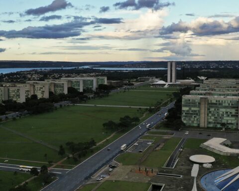 Government proposes 9% salary adjustment for servers, says category