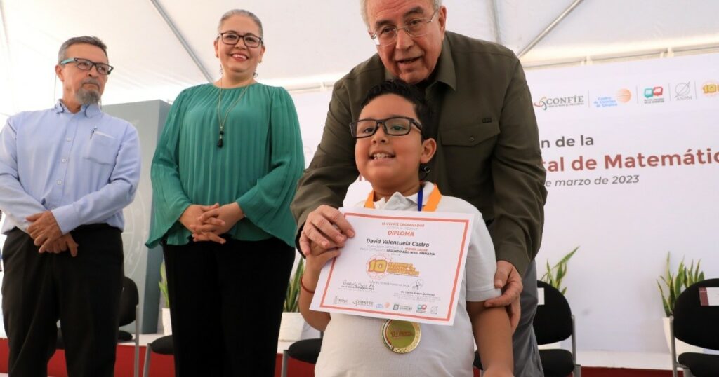 Governor Rocha awards awards to winners of the 10th State Mathematical Olympiad