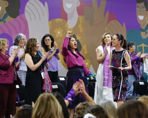 Governors of the 4T wrap Sheinbaum in a meeting for Women's Day