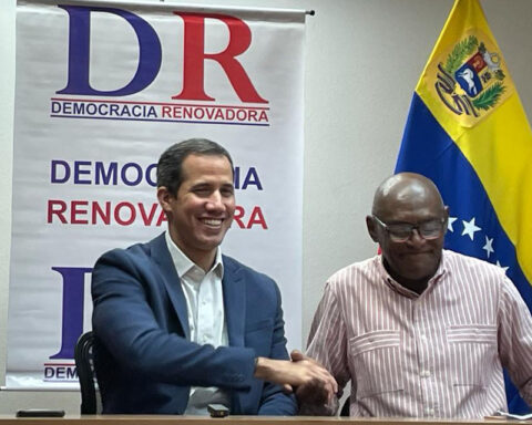 Guaidó receives new political support with the support of Democracia Renovadora
