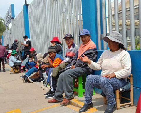 Huancayo: Patients wait 20 hours and wake up to get an appointment at the Carrión hospital