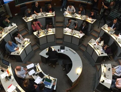 IM explained the increase in the contribution for some properties and the opposition criticized the impact on businesses